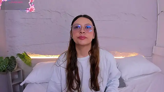 lanna 18  online show from April 13, 2026, 11:47 am