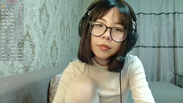 AprilOnilll online show from April 3, 2026, 2:01 pm