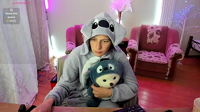 Lily Viola online show from April 9, 2026, 4:02 pm