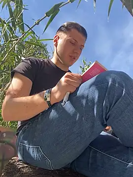 allee2206 online show from March 30, 2026, 9:11 am