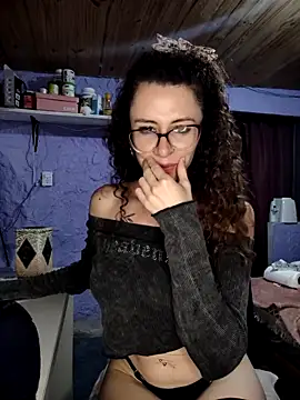 Nanucurlyxx online show from April 7, 2026, 7:59 pm