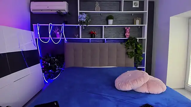 StephieRousee online show from February 25, 2026, 6:24 am