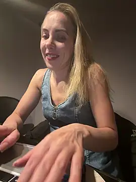 ElenaWhitmore online show from May 30, 2026, 11:43 pm