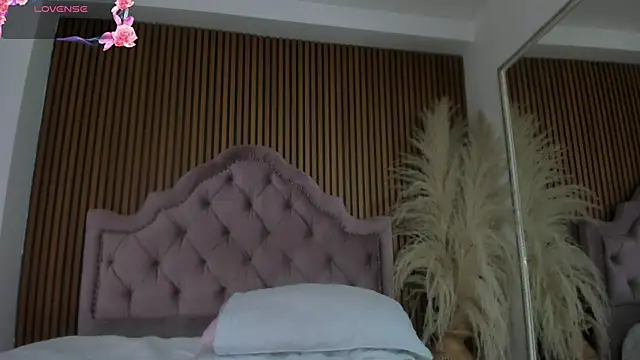 Snapshot of Violett_hott_ chatting on April 21, 2026, 12:23 pm Violett hott online show from April 21, 2026, 12:23 pm