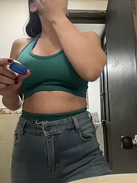 Snapshot of Violett_hott_ chatting on May 25, 2026, 12:26 pm Violett hott online show from May 25, 2026, 12:26 pm