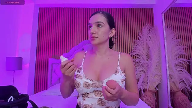 Violett hott  online show from February 21, 2026, 1:02 pm