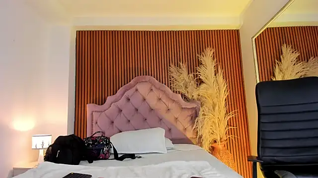 Snapshot of Violett_hott_ chatting on April 26, 2026, 12:57 pm Violett hott online show from April 26, 2026, 12:57 pm