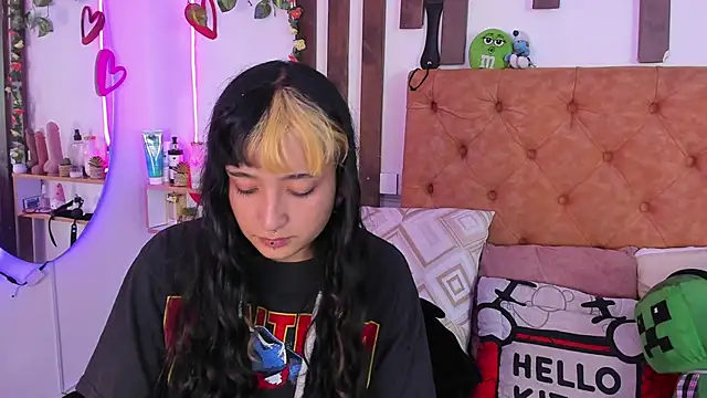 Snapshot of MeowMota_ chatting on April 18, 2026, 6:21 pm MeowMota online show from April 18, 2026, 6:21 pm