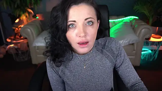 Dafni Monn online show from April 7, 2026, 5:53 am