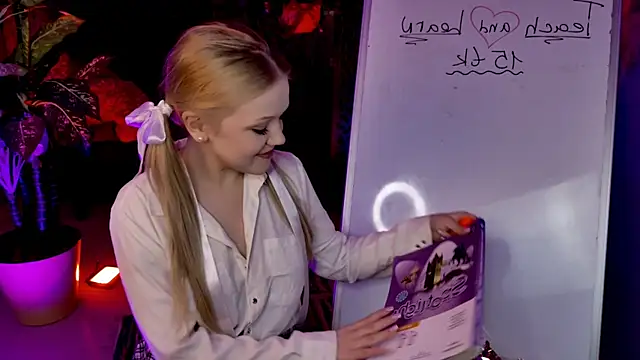 Snapshot of ChloeWhite chatting on April 12, 2026, 9:45 am ChloeWhite online show from April 12, 2026, 9:45 am