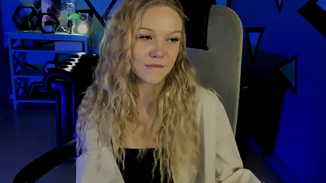 Snapshot of ChloeWhite chatting on April 7, 2026, 11:23 am ChloeWhite online show from April 7, 2026, 11:23 am