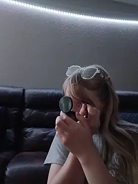 BunnySnowFlake online show from April 16, 2026, 12:22 am