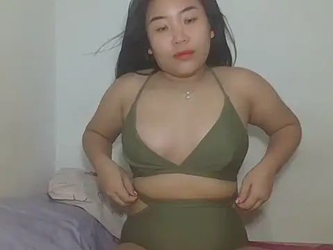 Snapshot of Zyeiii chatting on February 24, 2026, 7:04 pm Zyeiii online show from February 24, 2026, 7:04 pm