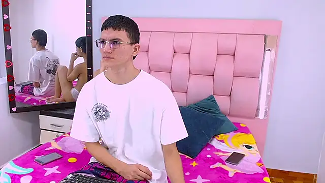 Snapshot of Sophi_and_Jack chatting on February 18, 2026, 9:33 pm Sophi and Jack online show from February 18, 2026, 9:33 pm