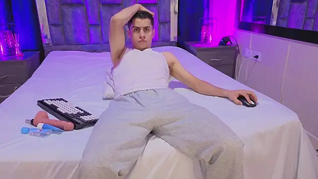 LeoMonnroe online show from February 3, 2026, 8:25 pm