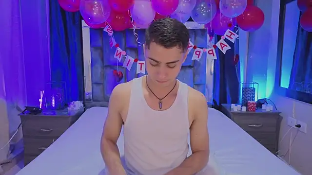 LeoMonnroe online show from February 15, 2026, 5:23 pm