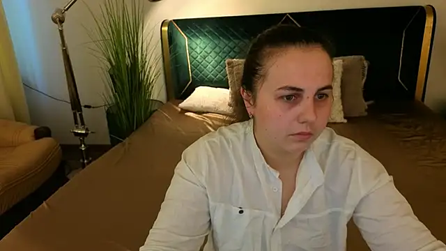 MikaFoxy online show from April 4, 2026, 5:14 am