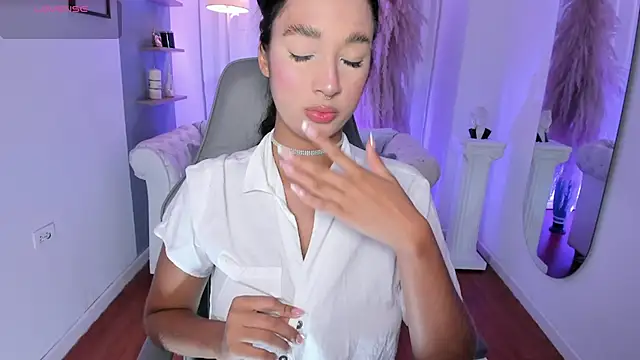 lauren carter  online show from April 17, 2026, 9:17 pm