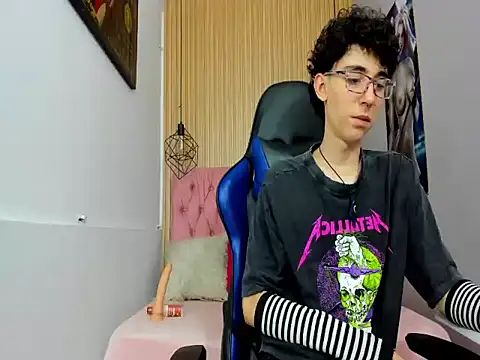 Snapshot of Syriussz chatting on February 17, 2026, 7:44 pm Syriussz online show from February 17, 2026, 7:44 pm