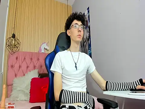 Snapshot of Syriussz chatting on February 16, 2026, 7:34 pm Syriussz online show from February 16, 2026, 7:34 pm