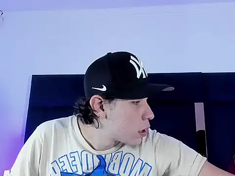 Snapshot of Fer_And_Tonny chatting on January 13, 2026, 7:29 pm Fer And Tonny online show from January 13, 2026, 7:29 pm