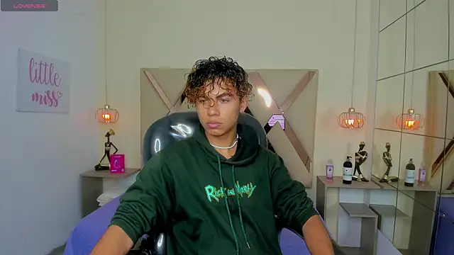 Snapshot of Anyelo_Twink chatting on June 4, 2026, 8:13 pm Anyelo Twink online show from June 4, 2026, 8:13 pm
