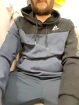 Snapshot of 80julien chatting on February 5, 2026, 12:06 am 80julien online show from February 5, 2026, 12:06 am