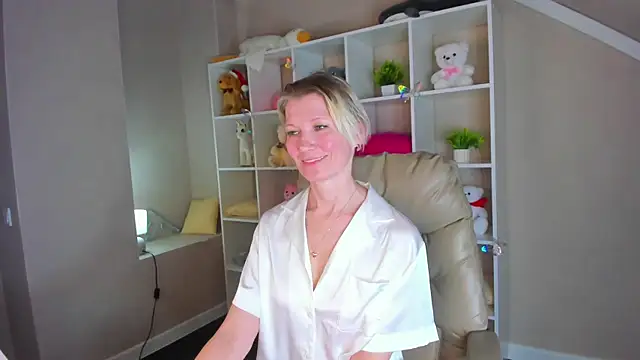 Julie Lucas online show from March 3, 2026, 2:40 am