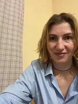 Snapshot of _Crystal_2 chatting on February 4, 2026, 9:21 pm Crystal 2 online show from February 4, 2026, 9:21 pm