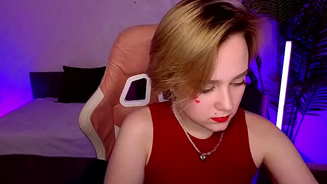 Snapshot of Ellie_Heavenly chatting on February 10, 2026, 8:24 am Ellie Heavenly online show from February 10, 2026, 8:24 am