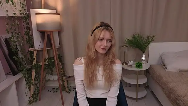 JuanaSumma online show from April 13, 2026, 6:06 am