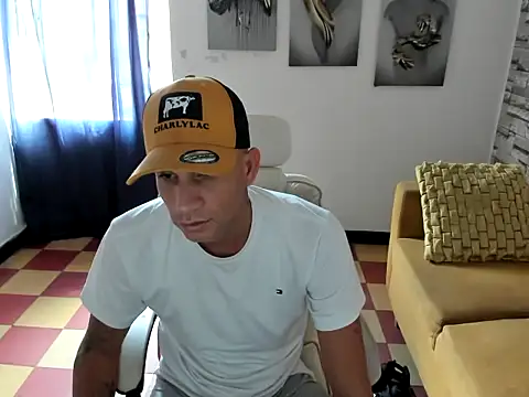 Snapshot of danisegura chatting on January 13, 2026, 2:43 pm danisegura online show from January 13, 2026, 2:43 pm