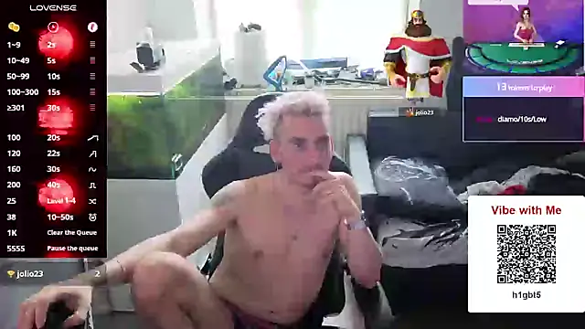 Snapshot of Rayzel_White chatting on May 17, 2026, 1:11 pm Rayzel White online show from May 17, 2026, 1:11 pm