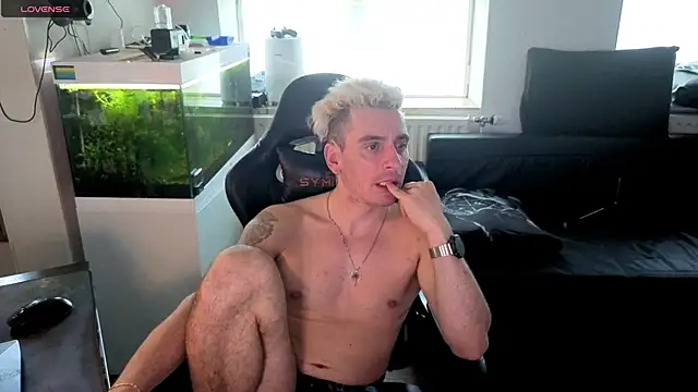 Snapshot of Rayzel_White chatting on May 23, 2026, 4:50 pm Rayzel White online show from May 23, 2026, 4:50 pm