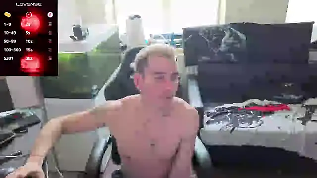 Snapshot of Rayzel_White chatting on May 11, 2026, 1:01 pm Rayzel White online show from May 11, 2026, 1:01 pm