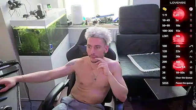 Snapshot of Rayzel_White chatting on February 20, 2026, 1:35 pm Rayzel White online show from February 20, 2026, 1:35 pm