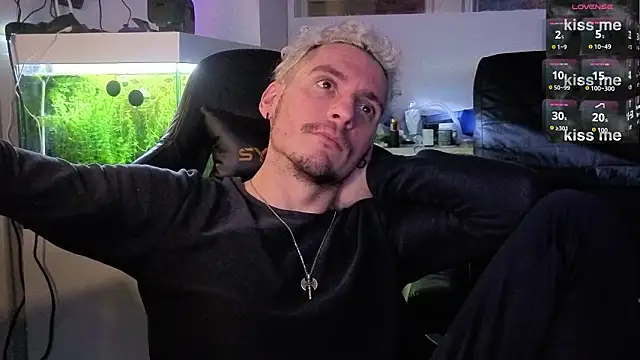 Snapshot of Rayzel_White chatting on February 4, 2026, 10:27 pm Rayzel White online show from February 4, 2026, 10:27 pm