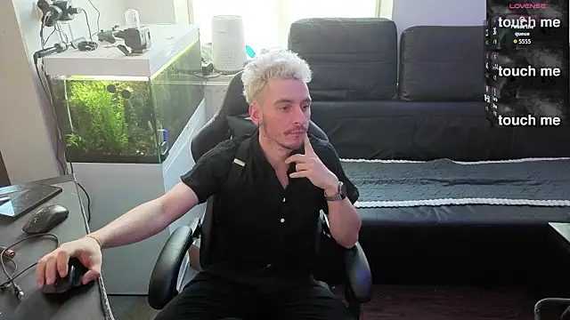 Snapshot of Rayzel_White chatting on February 3, 2026, 11:15 am Rayzel White online show from February 3, 2026, 11:15 am