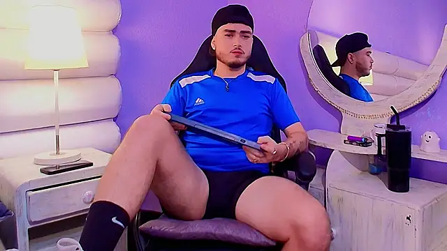 Snapshot of Salvattore_Muller chatting on February 3, 2026, 2:32 am Salvattore Muller online show from February 3, 2026, 2:32 am