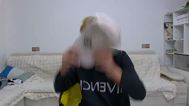 Snapshot of Chocolates-001 chatting on February 22, 2026, 11:01 am Chocolates-001 online show from February 22, 2026, 11:01 am