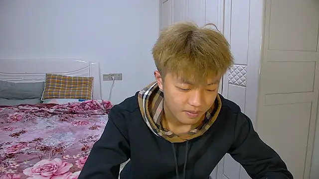 Snapshot of Chocolates-001 chatting on February 5, 2026, 11:06 am Chocolates-001 online show from February 5, 2026, 11:06 am