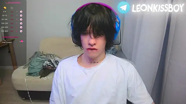 LeonBoykisser online show from April 10, 2026, 12:50 am