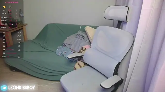 LeonBoykisser online show from April 6, 2026, 8:32 pm