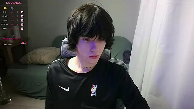 Snapshot of LeonBoykisser chatting on February 11, 2026, 10:04 am LeonBoykisser online show from February 11, 2026, 10:04 am