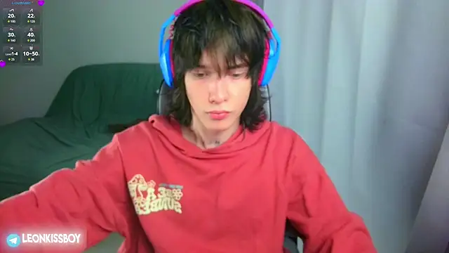 Snapshot of LeonBoykisser chatting on June 25, 2026, 2:44 pm LeonBoykisser online show from June 25, 2026, 2:44 pm