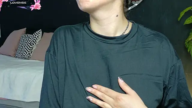 Noaah25  online show from April 17, 2026, 3:20 am