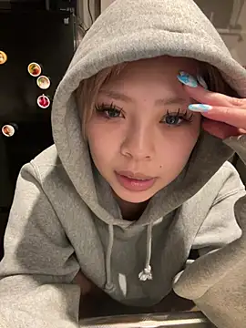 BADBITCHISAKI online show from March 6, 2026, 1:06 pm