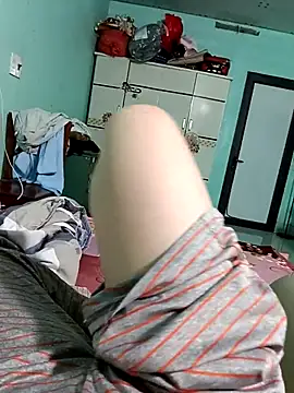 lylinhjim online show from January 18, 2026, 8:34 pm