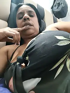 Zeyllyjhonson online show from April 12, 2026, 7:50 pm