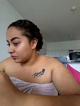 Snapshot of curly_girl_31 chatting on April 29, 2026, 9:21 pm curly girl 31 online show from April 29, 2026, 9:21 pm
